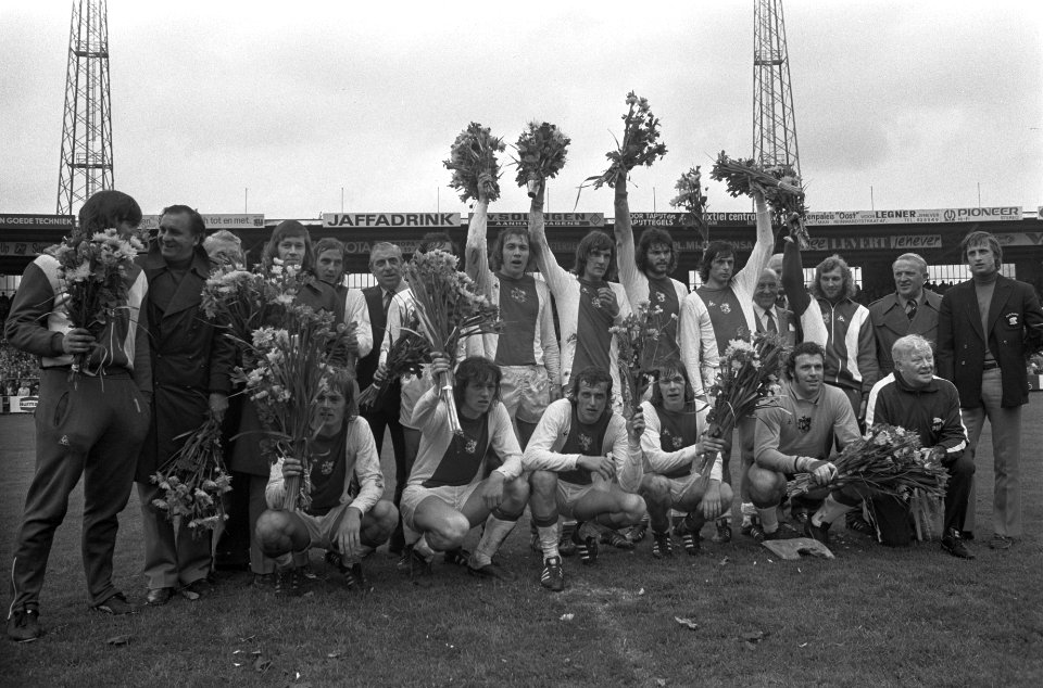 Ajax tegen Sparta 4-2 (Ajax kampioen), Ajax met bloemen na wedstrijd, Bestanddeelnr 926-3915
