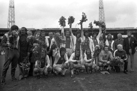 Ajax tegen Sparta 4-2 (Ajax kampioen), Ajax met bloemen na wedstrijd, Bestanddeelnr 926-3915