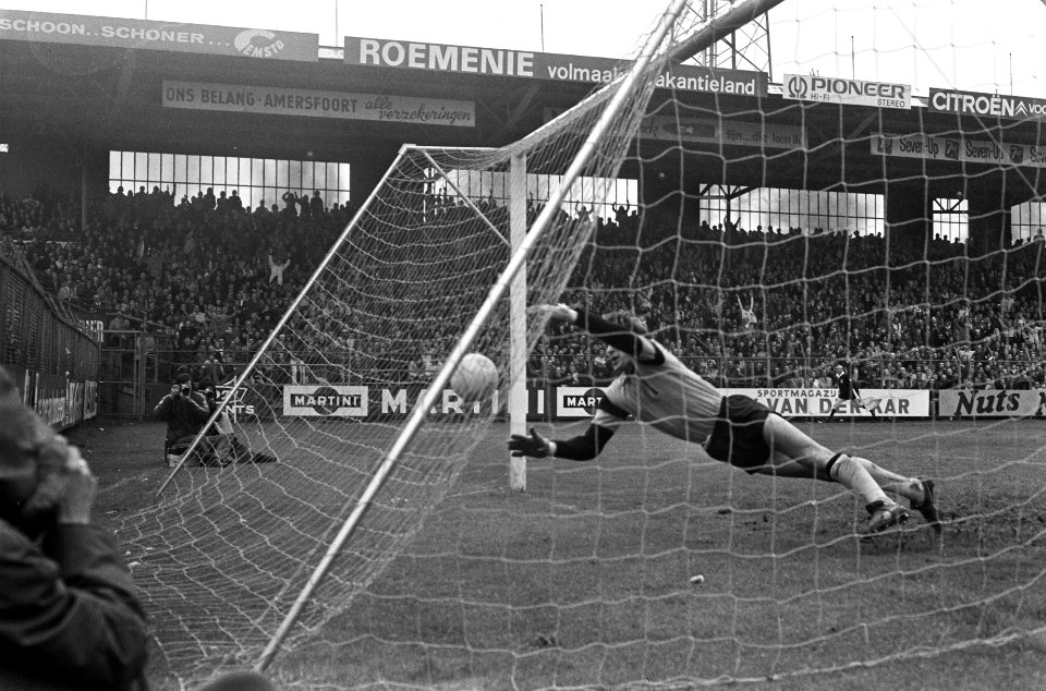 Ajax tegen Sparta 4-2 (Ajax kampioen), Doesburg met bal het doel in, Bestanddeelnr 926-3911