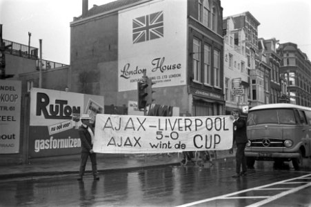 Ajax-supporters met spandoek in Vijzelstraat, Bestanddeelnr 919-8549