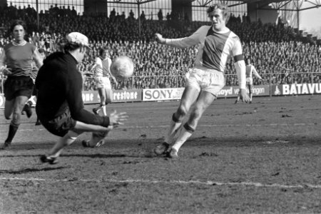 Ajax tegen PSV 4-1, Piet Keizer scoort 2e Ajax doelpunt, links keeper Jan van Be, Bestanddeelnr 925-4515