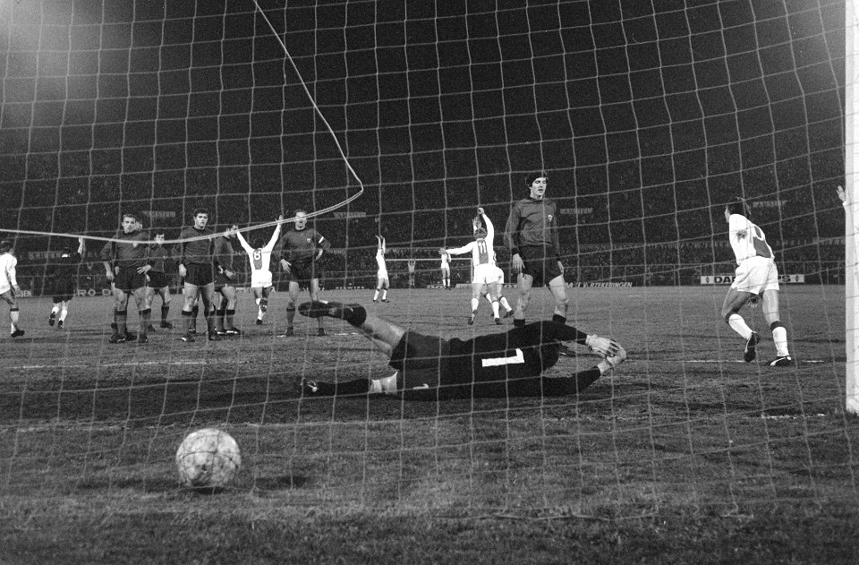 Ajax tegen Spartak 3-0, halve finale Europa Cup Swart (8 ) nam vrije schop 2-0, Bestanddeelnr 922-2959