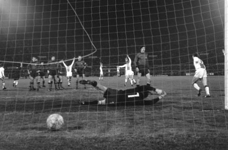 Ajax tegen Spartak 3-0, halve finale Europa Cup Swart (8 ) nam vrije schop 2-0, Bestanddeelnr 922-2959