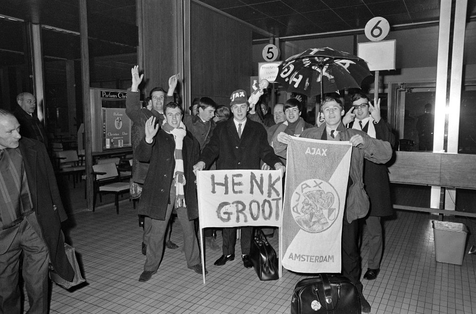 Ajax-supporters met spandoeken op Schiphol, Bestanddeelnr 919-8742