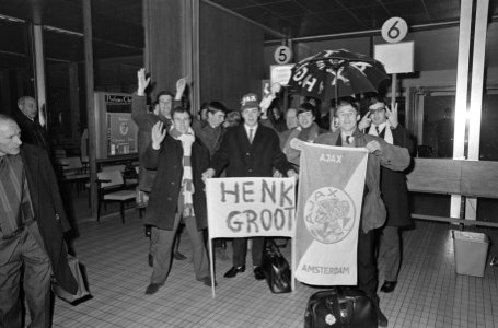 Ajax-supporters met spandoeken op Schiphol, Bestanddeelnr 919-8742