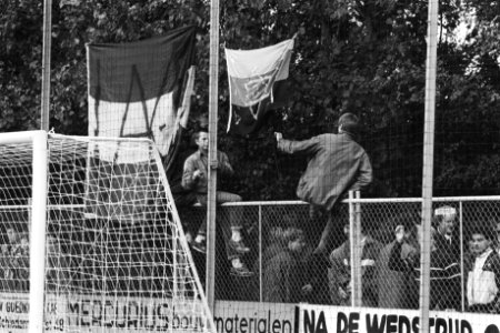 Ajax-supporters met onder meer een Duitse vlag, met daarop een jodenster, Bestanddeelnr 932-7264