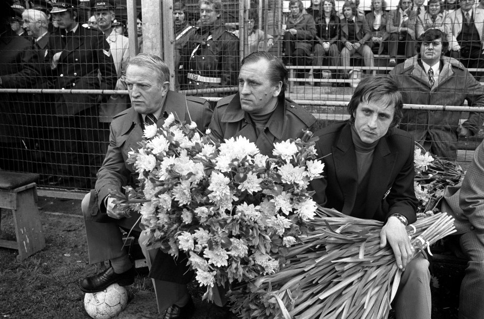Ajax tegen Sparta 4-2 (Ajax kampioen), Kovacs, Haarms en Cruijff op de bank met , Bestanddeelnr 926-3916