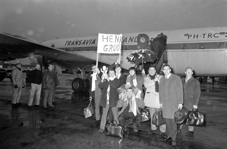 Ajax-supporters met spandoeken op Schiphol, Bestanddeelnr 919-8743