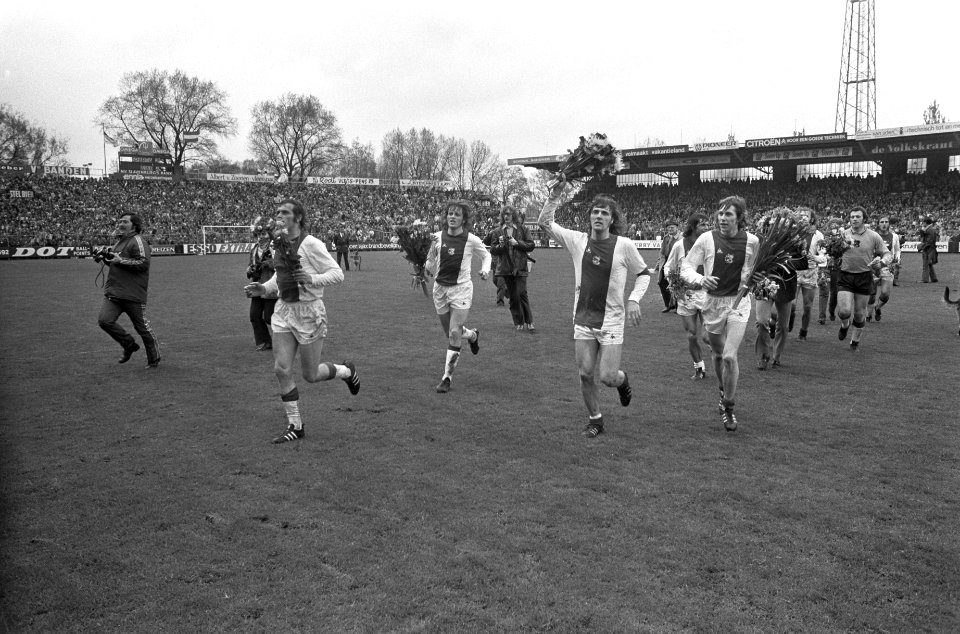 Ajax tegen Sparta 4-2 (Ajax kampioen), ereronde met bloemen na wedstrijd, Bestanddeelnr 926-3914