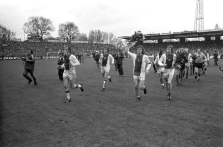 Ajax tegen Sparta 4-2 (Ajax kampioen), ereronde met bloemen na wedstrijd, Bestanddeelnr 926-3914