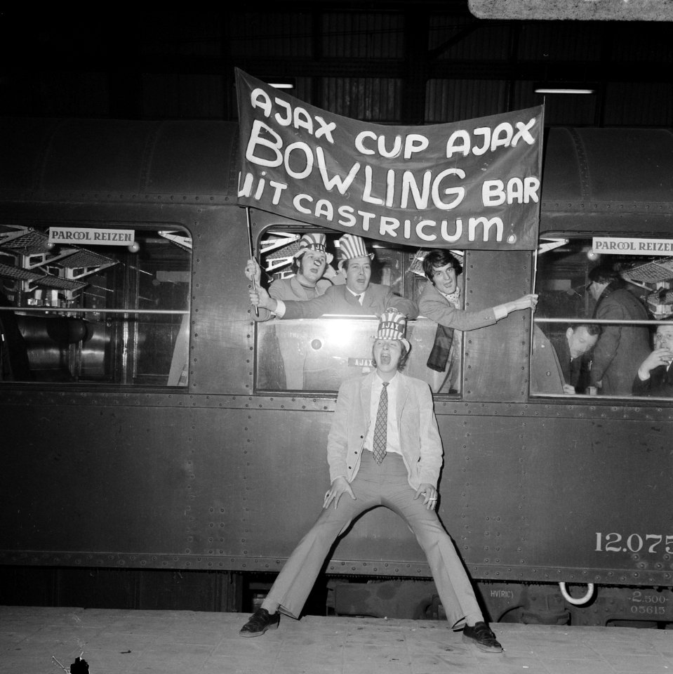 Ajax-supporters voor Ajax tegen Benfica vertrekken per trein vanaf Centraal Stat, Bestanddeelnr 922-1642