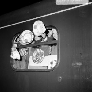 Ajax-supporters voor Ajax tegen Benfica vertrekken per trein vanaf Centraal Stat, Bestanddeelnr 922-1626