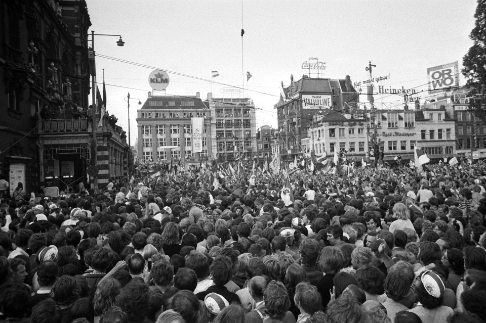 Ajax-spelers op het balkon, toegejuicht door een enorme menigte, Bestanddeelnr 924-6167