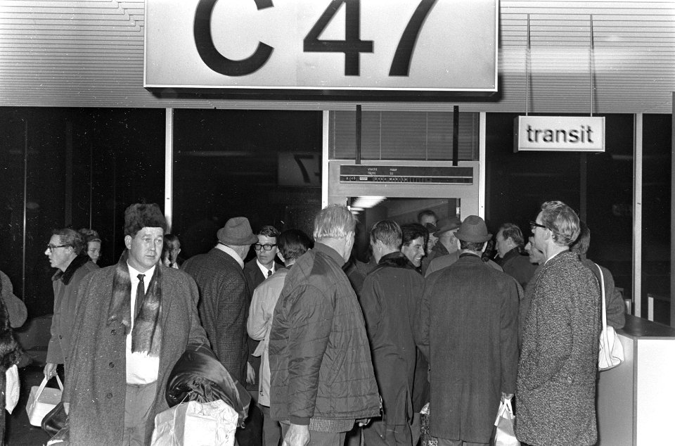 Ajax-supporters terug uit Istanbul op Schiphol, Bestanddeelnr 921-8899