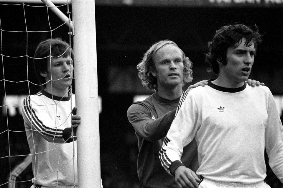 Ajax-spits Ruud Geels bij een hoekschop tussen twee Go Ahead-verdedigers, Bestanddeelnr 929-1253