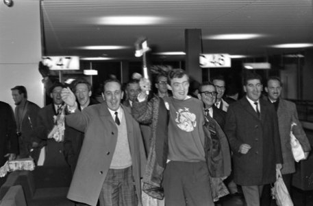 Ajax-supporters terug uit Istanbul op Schiphol, Bestanddeelnr 921-8898
