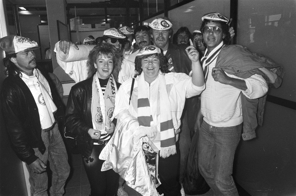 Ajax-supporters op weg naar vliegtuig dat hen naar Athene brengt, Bestanddeelnr 933-9759