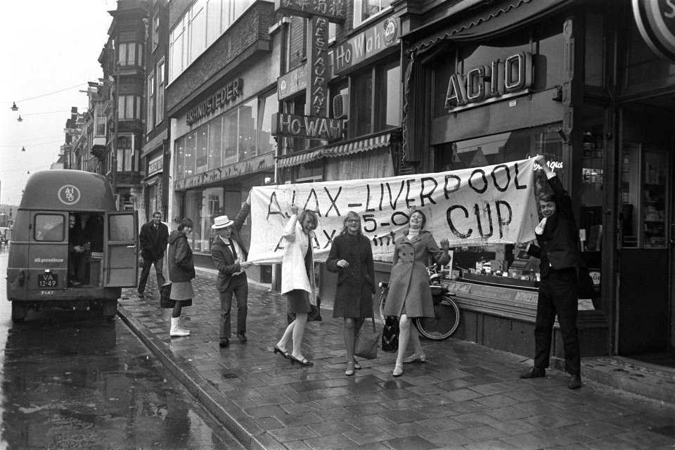 Ajax-supporters met spandoek in Vijzelstraat, Bestanddeelnr 919-8550