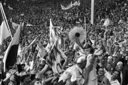 Ajax-supporters juichen Ruud Krol (in licht pak) toe. De Ajax-verdediger moet va, Bestanddeelnr 924-6092