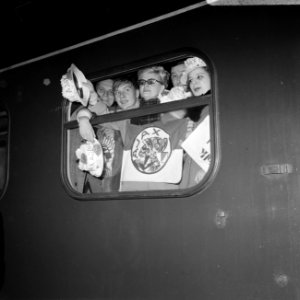 Ajax-supporters voor Ajax tegen Benfica vertrekken per trein vanaf Centraal Stat, Bestanddeelnr 922-1625