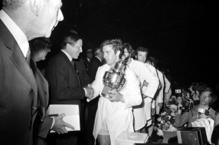 Ajax-spelers worden gefeliciteerd door prins Claus, Bestanddeelnr 924-5694