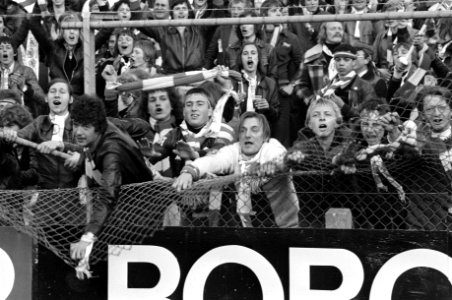 Ajax-supporters vernielen hekken uit onvrede met de nederlaag, Bestanddeelnr 929-1249