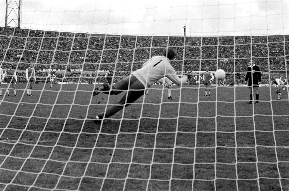 Ajax-spits Ruud Geels scoort uit een penalty de 1-0, Bestanddeelnr 929-1404