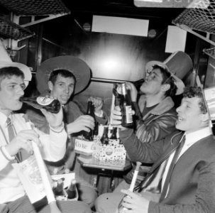 Ajax-supporters voor Ajax tegen Benfica vertrekken per trein vanaf Centraal Stat, Bestanddeelnr 922-1643