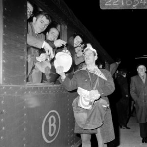 Ajax-supporters voor Ajax tegen Benfica vertrekken per trein vanaf Centraal Stat, Bestanddeelnr 922-1634