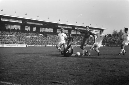 Ajax-Telstar 9-2. Klaas Nuninga scoort 2e goal voor Ajax, keeper vd Muren gesla, Bestanddeelnr 921-7800