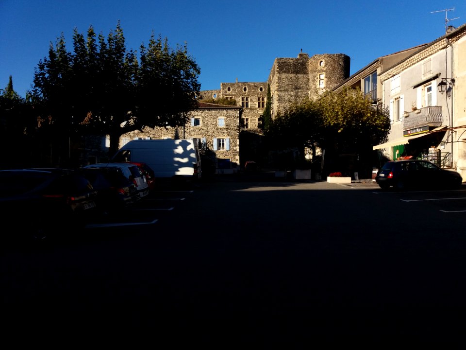 Alba-la-Romaine - Place du Château