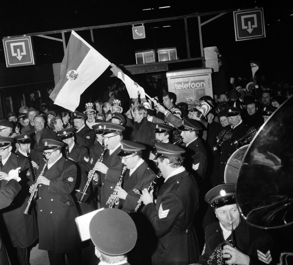 Ajax-supporters voor Ajax tegen Benfica vertrekken per trein vanaf Centraal Stat, Bestanddeelnr 922-1615
