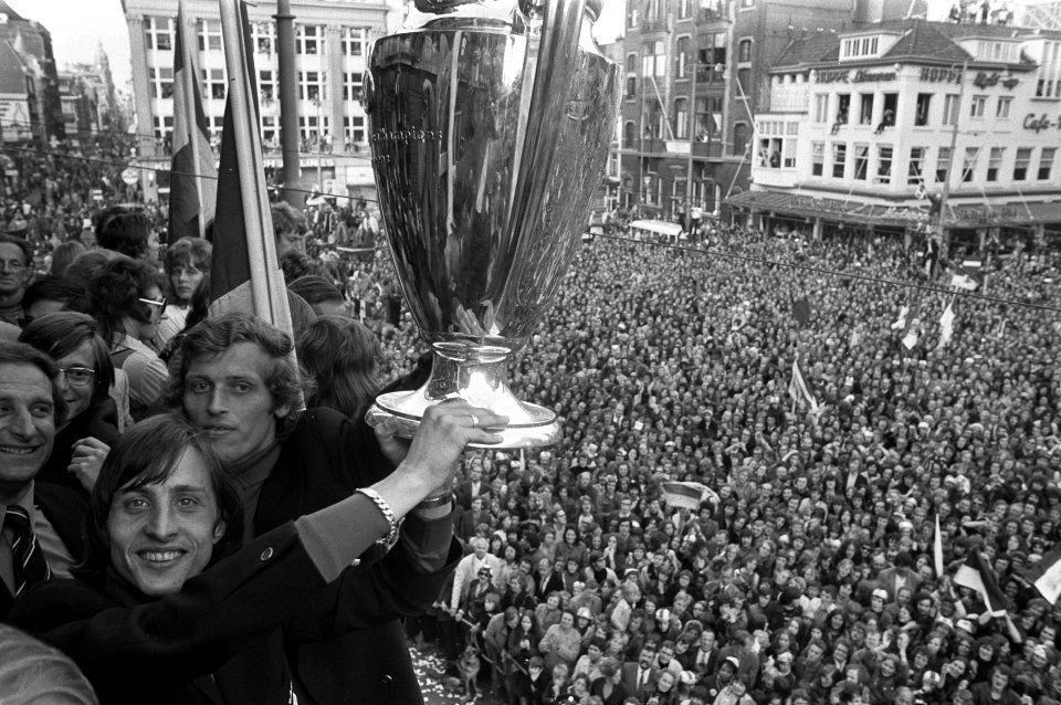 Ajax-spelers Johan Cruijff en Piet Keizer met de cup, Bestanddeelnr 925-6405