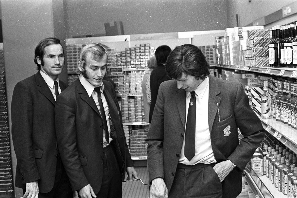 Ajax-spelers in de taxfreeshop, Bestanddeelnr 924-6019