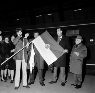 Ajax-supporters voor Ajax tegen Benfica vertrekken per trein vanaf Centraal Stat, Bestanddeelnr 922-1645