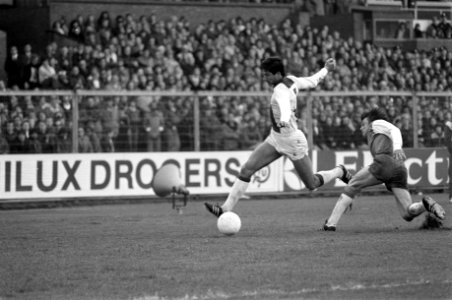 Ajax-rechtsbuiten Tscheu La Ling passeert zijn opponent, Bestanddeelnr 929-1409