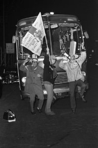 Ajax-supporters voor Ajax tegen Benfica vertrekken per bus naar Parijs, vanaf Am, Bestanddeelnr 922-1608