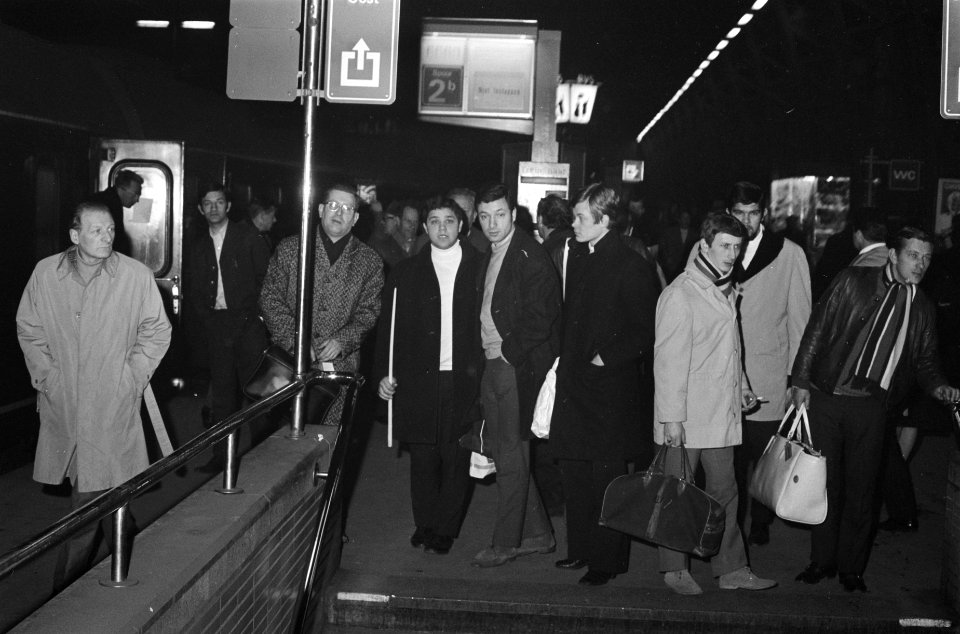 Ajax-supporters terug uit Parijs op Centraal Station, Amsterdam supporter, Bestanddeelnr 922-1733