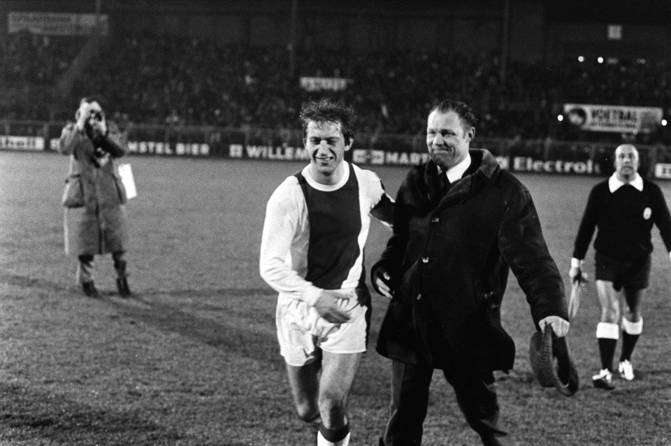 Ajax-speler Velibor Vasovic (l) met trainer Rinus Michels, Bestanddeelnr 924-3455