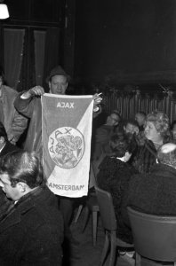 Ajax-supporters terug uit Parijs op Centraal Station, Amsterdam supporter met sp, Bestanddeelnr 922-1731