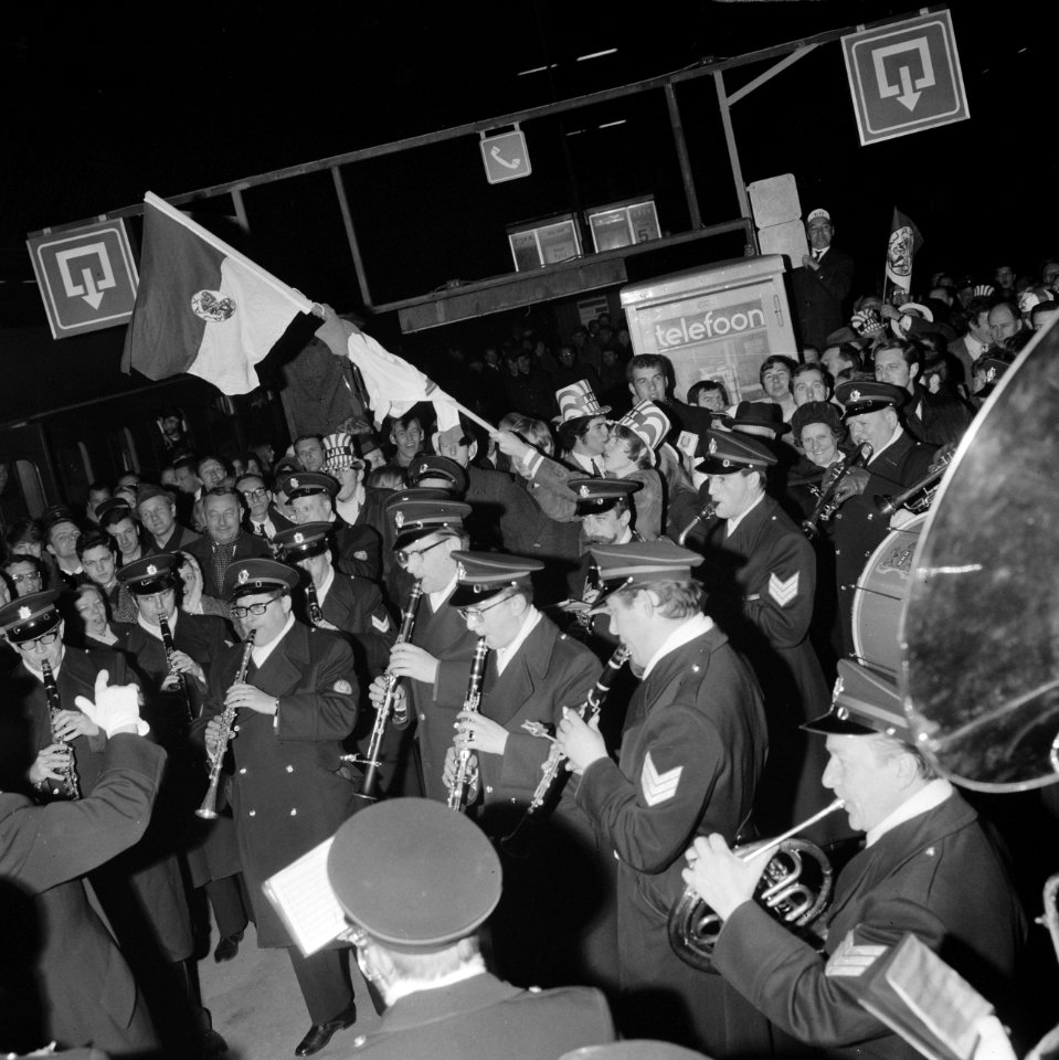 Ajax-supporters voor Ajax tegen Benfica vertrekken per trein vanaf Centraal Stat, Bestanddeelnr 922-1624