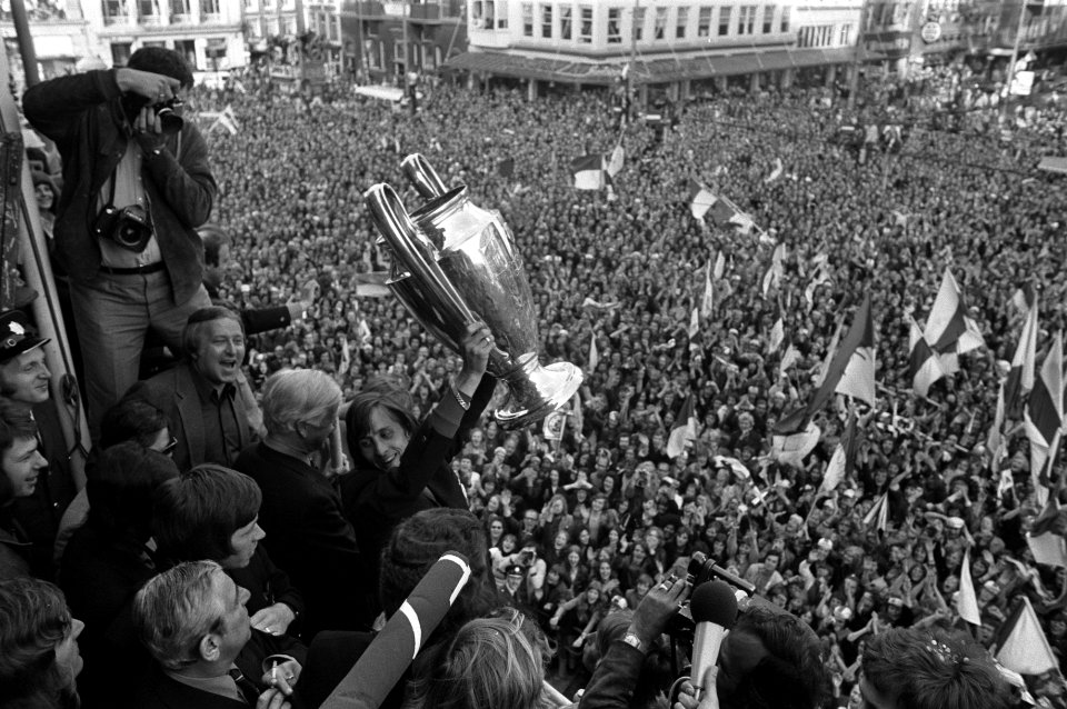 Ajax-speler Barry Hulshoff met de cup, Bestanddeelnr 925-6412