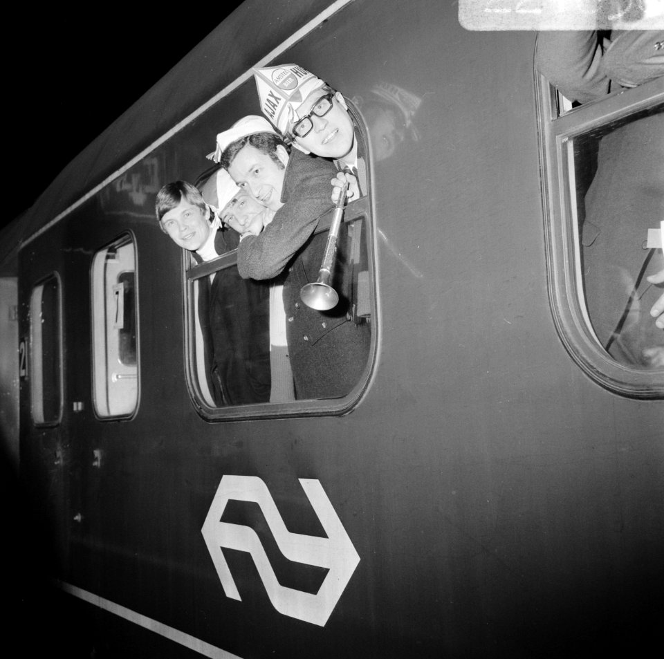 Ajax-supporters voor Ajax tegen Benfica vertrekken per trein vanaf Centraal Stat, Bestanddeelnr 922-1636