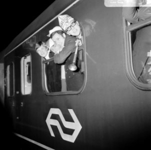 Ajax-supporters voor Ajax tegen Benfica vertrekken per trein vanaf Centraal Stat, Bestanddeelnr 922-1636