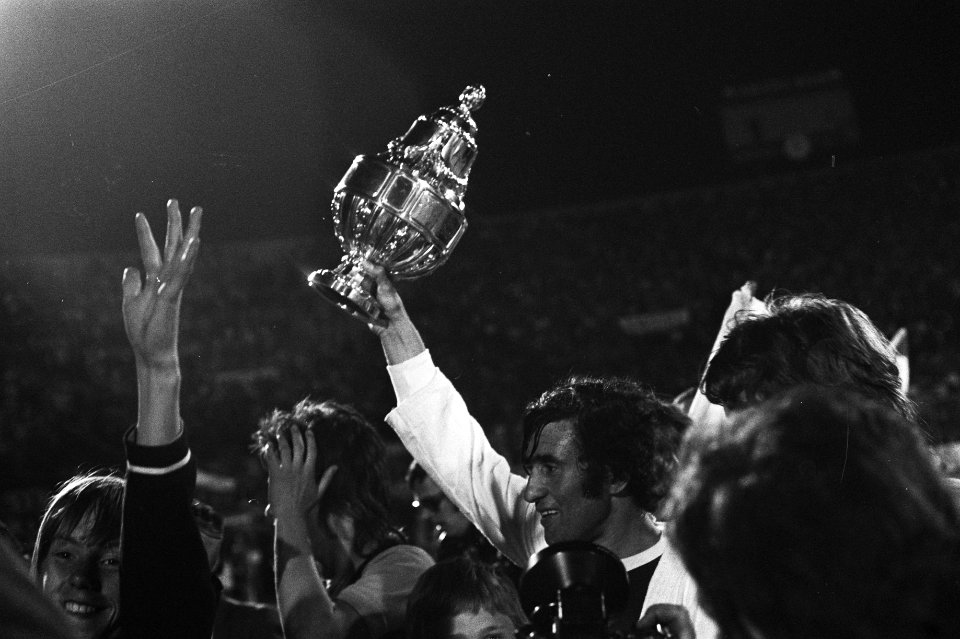 Ajax-speler Swart met de beker, Bestanddeelnr 924-5681