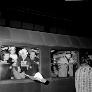 Ajax-supporters voor Ajax tegen Benfica vertrekken per trein vanaf Centraal Stat, Bestanddeelnr 922-1638