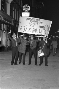 Ajax-supporters voor Ajax tegen Benfica vertrekken per bus naar Parijs, vanaf Am, Bestanddeelnr 922-1612