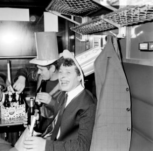 Ajax-supporters voor Ajax tegen Benfica vertrekken per trein vanaf Centraal Stat, Bestanddeelnr 922-1644
