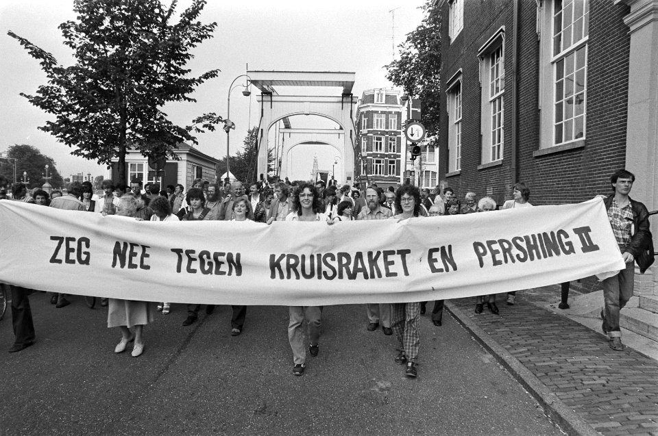 Aktievoerders met spandoek, Bestanddeelnr 931-6423