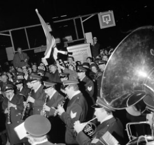 Ajax-supporters voor Ajax tegen Benfica vertrekken per trein vanaf Centraal Stat, Bestanddeelnr 922-1619